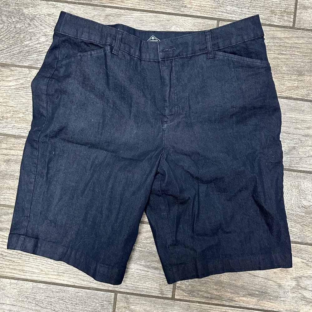 St. Johns Bay Women's Bermuda shorts New Size 16